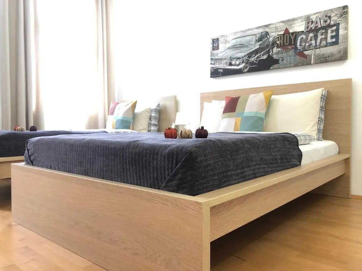 New, Bright Apartment Near The Metro! Vienna