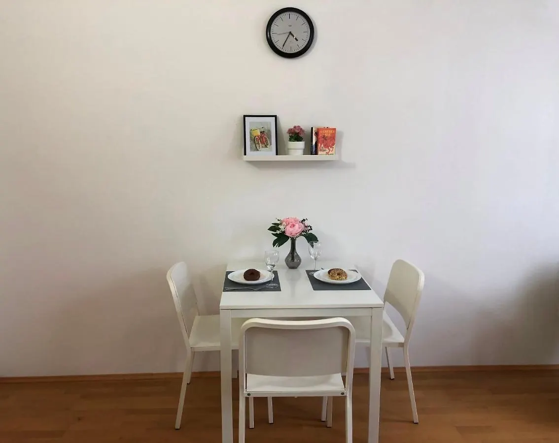 New, Bright Apartment Near The Metro! Wien