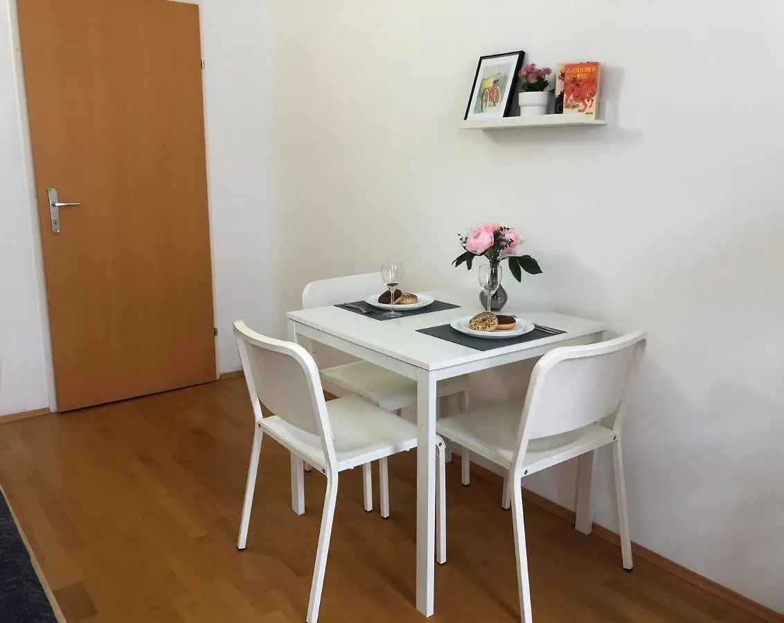 New, Bright Apartment Near The Metro! Wien